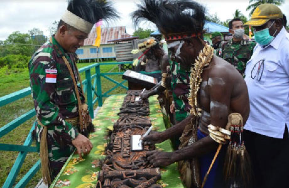 Empat Ketua Adat Asmat Resmikan Koramil 1707-18/Fayit Kabupaten Asmat Papua