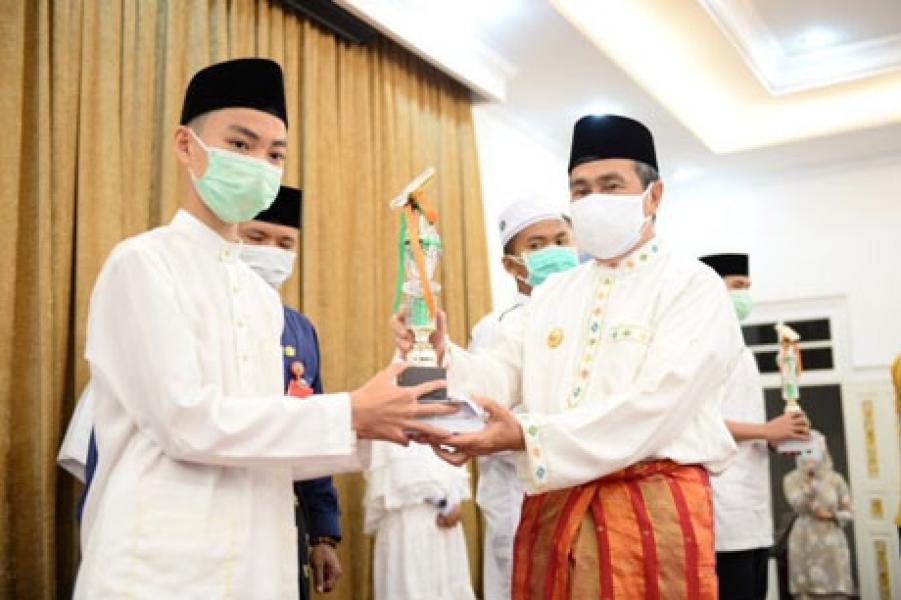 Gubri Serahkan Hadiah Pemenang Lomba Tahfidz Tingkat SMA Sederajat Tahun 2020