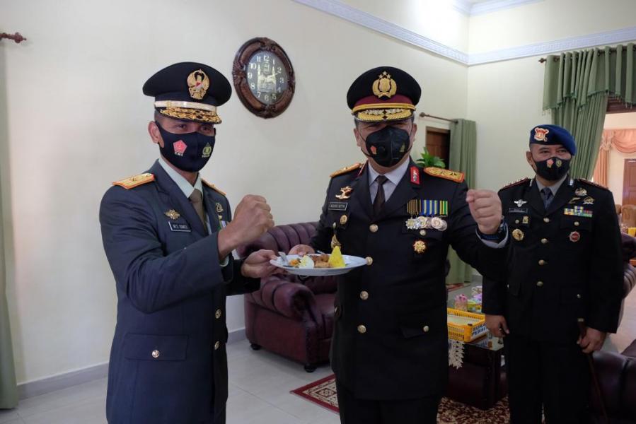 HUT TNI ke-75, Kapolda Riau dan Rombongan Berikan Kejutan ke Danrem, Danlanud dan Danlanal