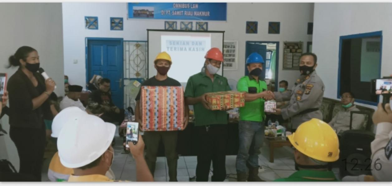 Hadiri Sosialisasi UU Cipta Kerja di PT SRM, Kapolsek Tanah Putih Bagi-bagi Doorprice