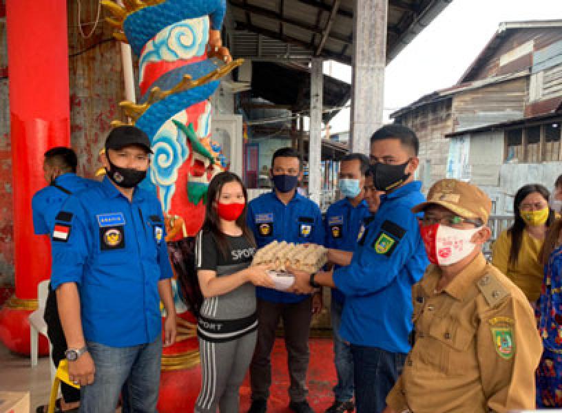 KNPI Rohil Serahkan Bantuan Sembako Korban Kebakaran di Palika