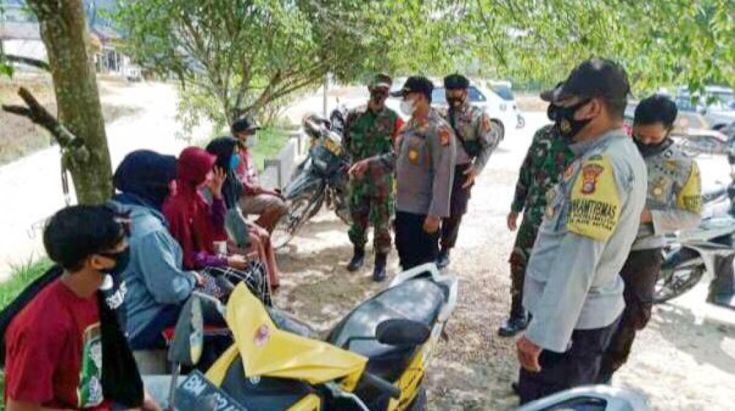 Kapolsek Kerumutan Turun Langsung Sosialisasikan Protokol Kesehatan