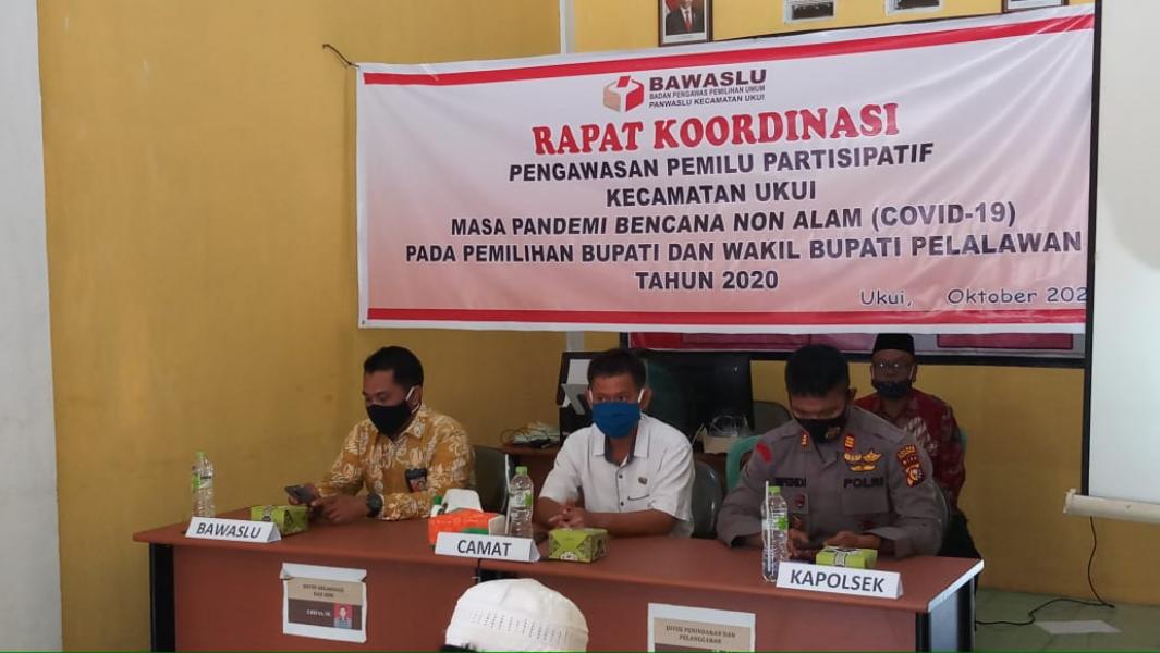 Kapolsek Ukui Hadiri Rapat Koordinasi Pengawasan Pilkada Partisipatif di Kecamatan Ukui