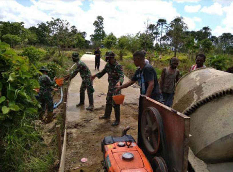 Manunggal Bersama Rakyat, Prajurit Satgas Yonif 125 Gotong Royong Bangun Jalan di Kampung Kondo