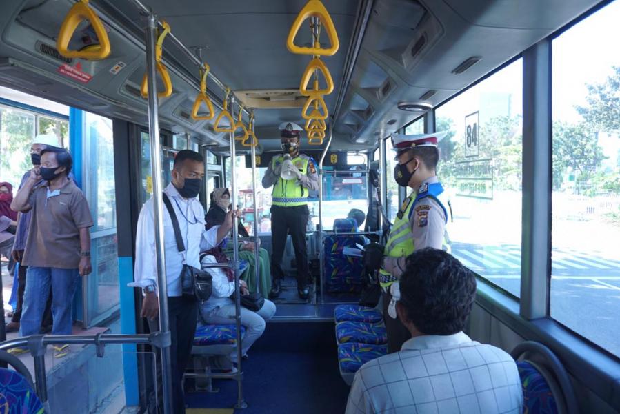 Naik Bus Transmetro, Satlantas Sosialisasikan Operasi Zebra Lancang Kuning 2020