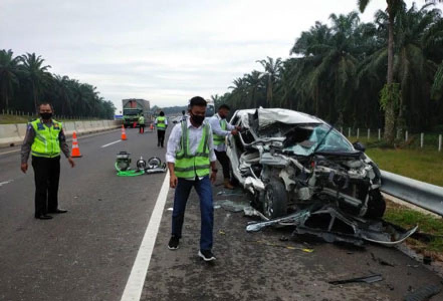 Ngebut di Jalan Tol Pekanbaru-Dumai, Toyota Avanza Tabrak Truk Trailer dari Belakang