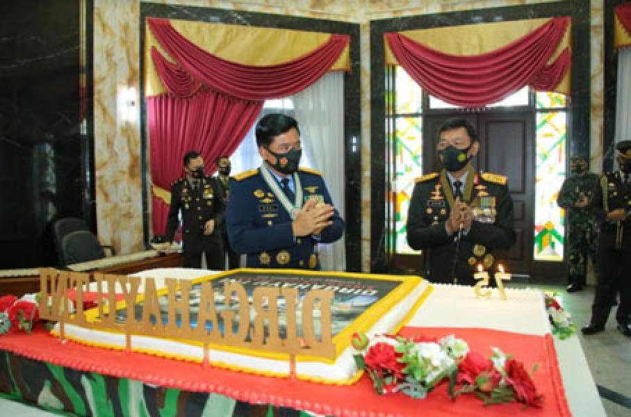 Panglima TNI Terima Kejutan dari Kapolri di HUT Ke-75 TNI