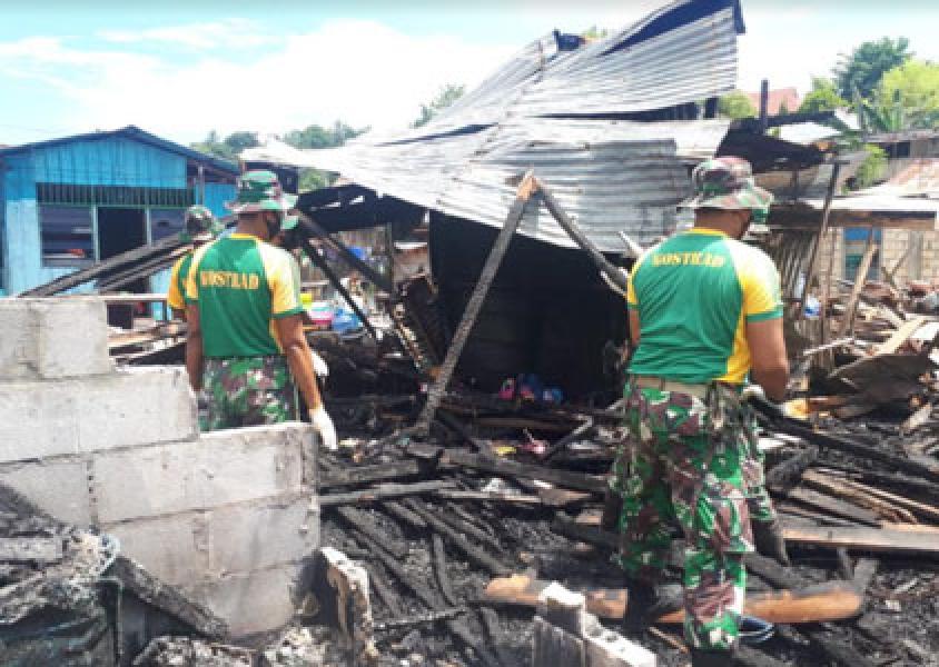 Pasca Kebakaran, Satgas Yonif MR 413 Kostrad Bersihkan Area Dok IX Jayapura