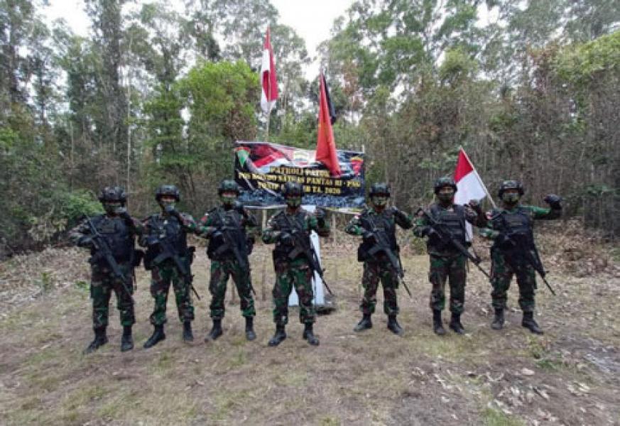 Pastikan Batas Negara Aman, Prajurit Satgas Pamtas Yonif 125/Simbisa Laksanakan Patroli Patok
