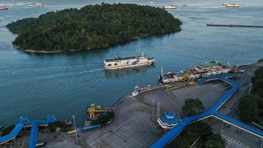Penumpang dari Pelabuhan Merak Jatuh Hanyut di Selat Sunda