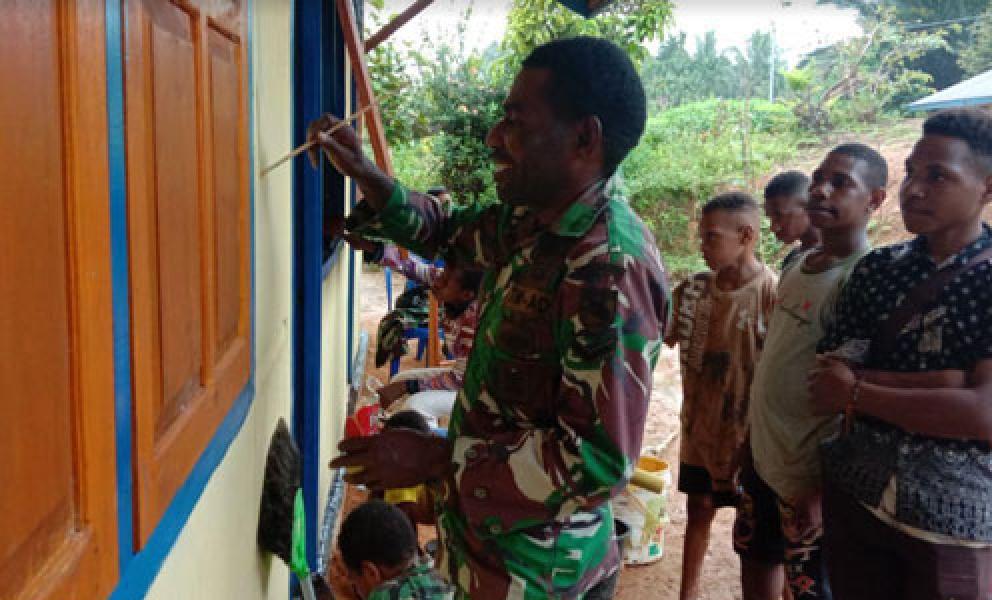 Personel TMMD Ke-109 Kodim Boven Digoel Melaksanakan Pengecatan Sekolah PAUD