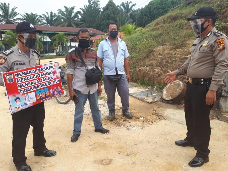 Polsek Bandar Sei Kijang Sampaikan Himbauan Prokes Kepada Karyawan