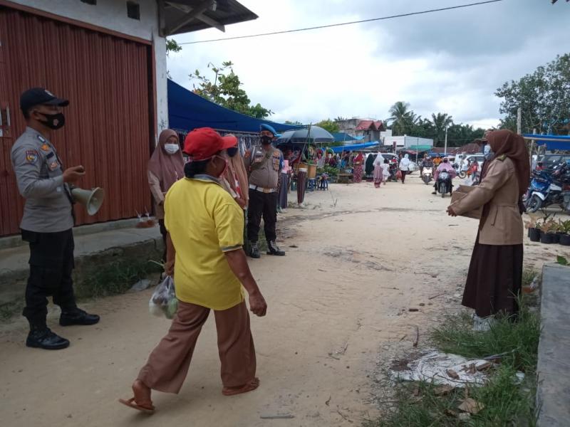 Polsek Kerumutan Kembali Terapkan Prokes di Pasar Desa Bukit Lembah Subur
