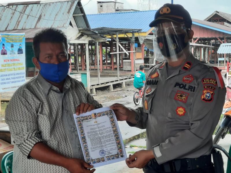 Polsek Kuala Kampar Sebar dan Pasang Spanduk Maklumat Kapolri tentang Prokes Pemilu 