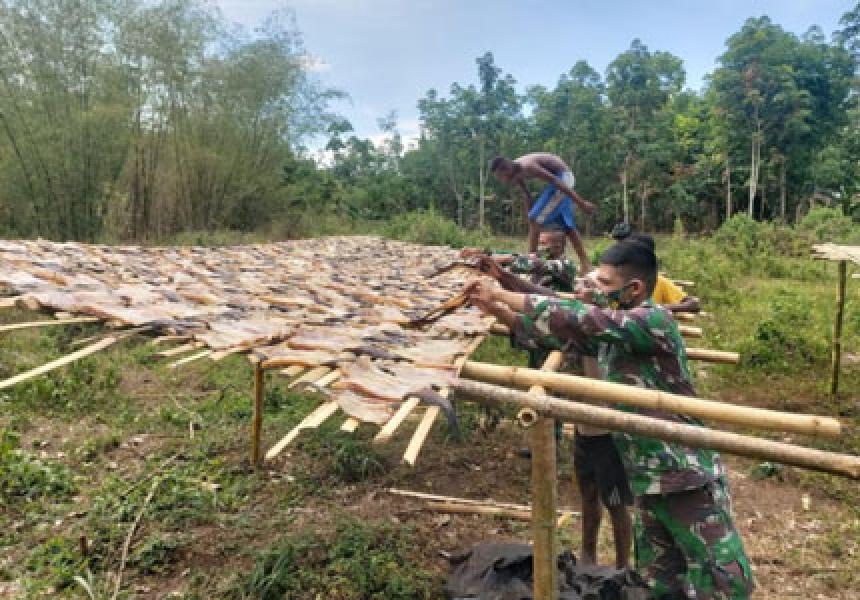 Prajurit Satgas Pamtas Yonif 125/Simbisa Bantu Warga Perbatasan Buat Ikan Asin
