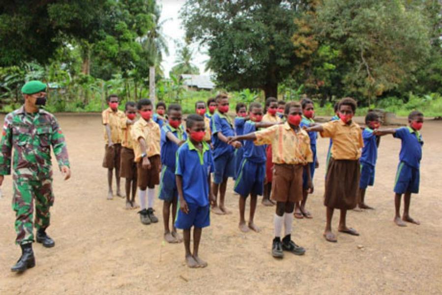Prajurit Satgas Yonif 125/Simbisa Jadikan Mengajar Anak-Anak Di Perbatasan Sebagai Salah Satu Ladang Amal Dan Pengabdian