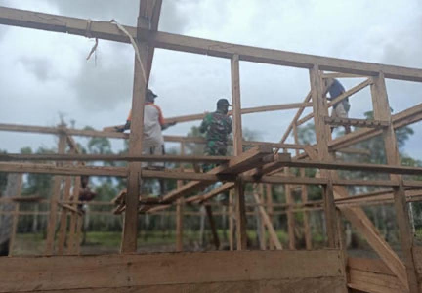 Prajurit TNI Satgas Pamtas Yonif 125/Simbisa Bantu Bangun Rumah Warga Perbatasan