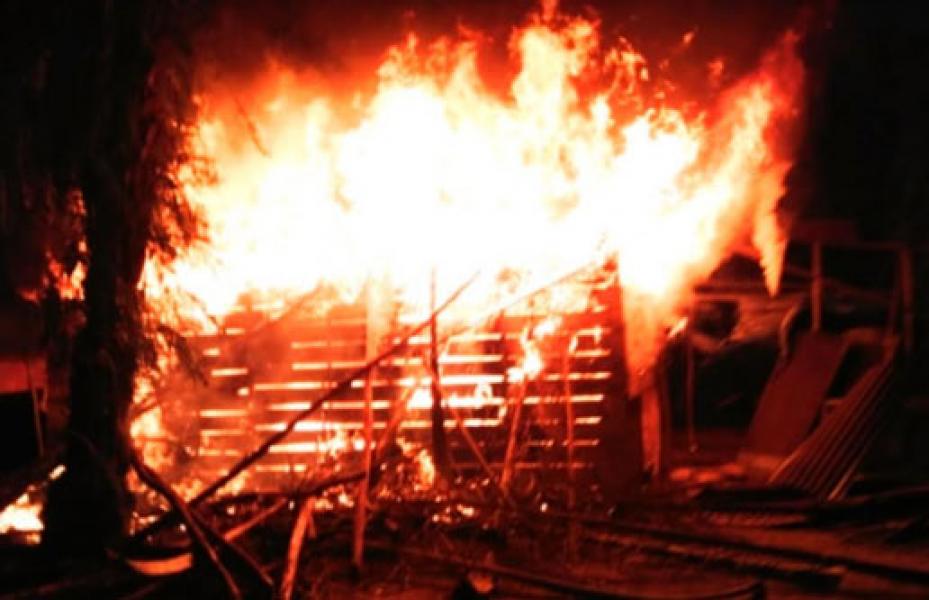 Puluhan Emak-emak Diduga Bakar Warung Remang-remang