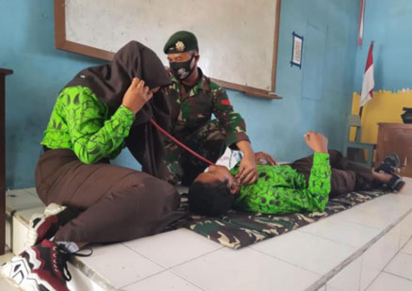 Satgas Yonif MR 413 Bremoro Ajarkan Materi TTV Kepada Siswa SMA Jayapura