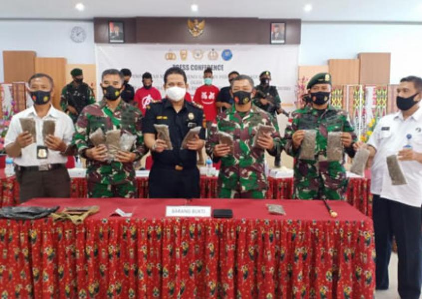 Satgas Yonif MR 413 Bremoro Bersama Bea Cukai Jayapura Gelar Konpers Penangkapan 14 Paket Ganja