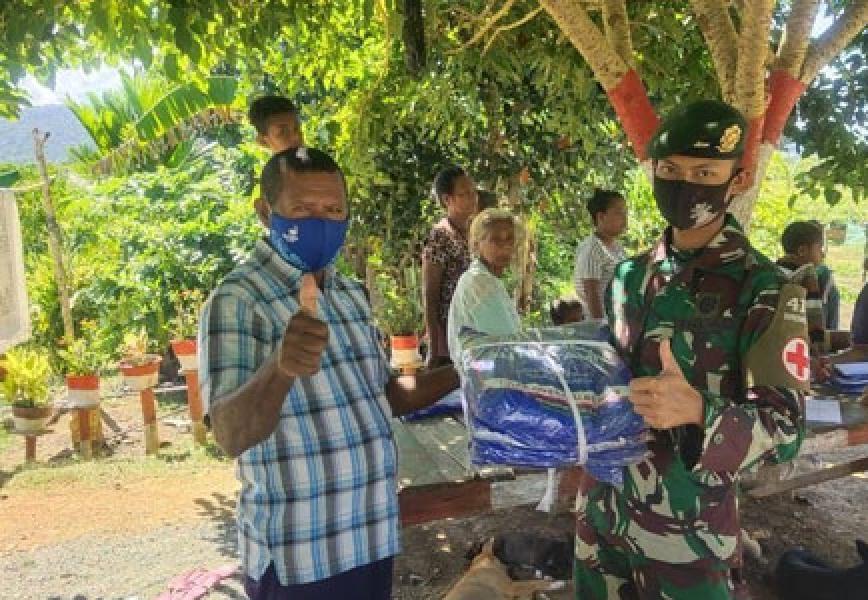 Satgas Yonif MR 413 Dukung Program Dinas Kesehatan Bagikan Kelambu Insektisida