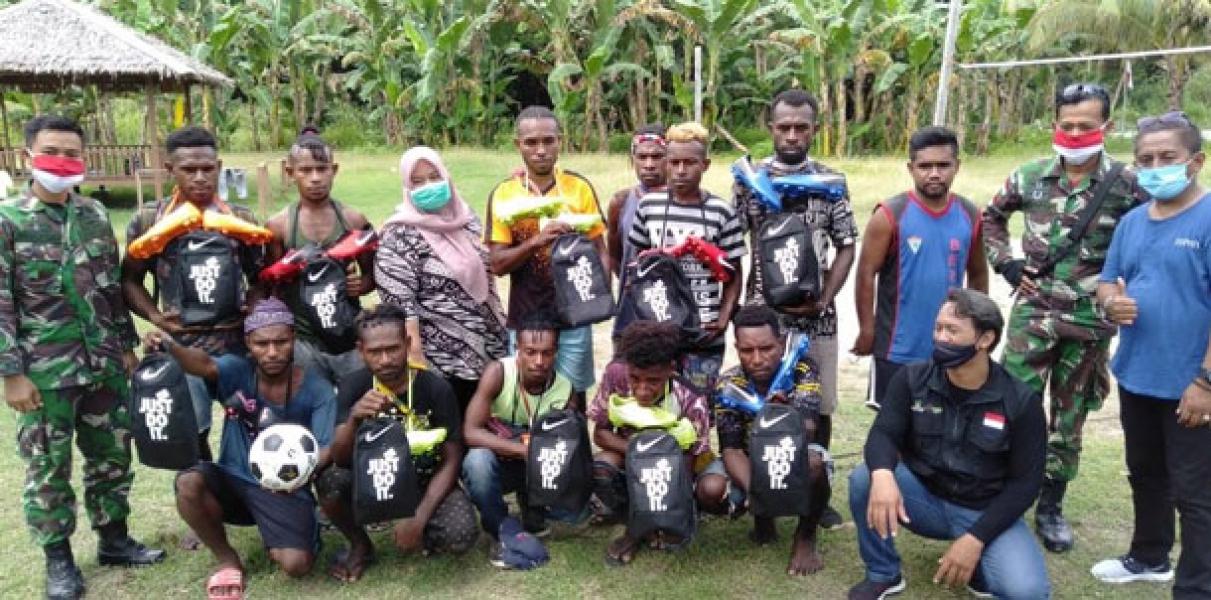 Satgas Yonif MR 413 Kostrad Bersama Yayasan YP2M Bagikan Sepatu Bola Kepada Pemuda Papua