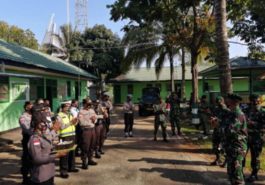 Satgas Yonif MR 413 Kostrad Dikejutkan Kedatangan Rombongan Polisi Sektor Muara Tami