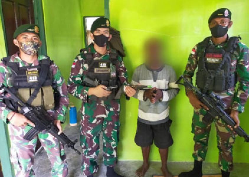 Satgas Yonif MR 413 Kostrad Terima Penyerahan 2 Pucuk Senjata Rakitan