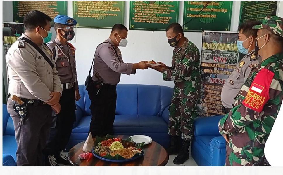 Sebagai Bentuk Penghargaan, Polsek Bunut Berikan Kejutan Kepada Koramil Bunut di HUT Ke-75 TNI