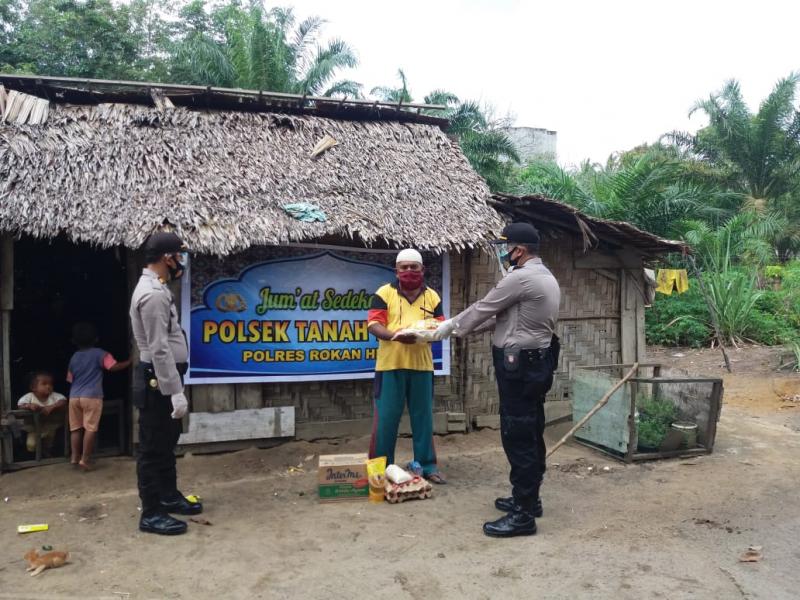 Sedekah Jumat Polsek Tanah Putih, Berikan Bantuan Sembako Kepada Mantan Banpol 