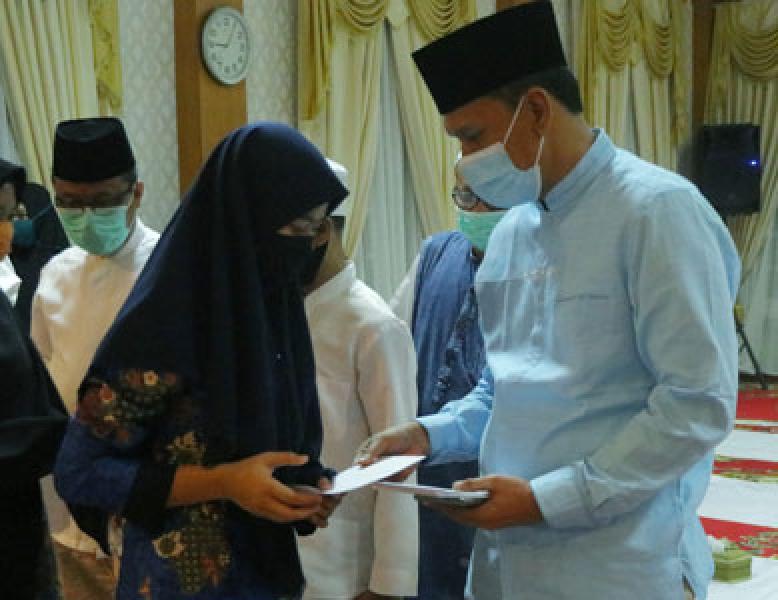 Sempena HUT Siak ke-21, Pjs Bupati Serahkan Santunan untuk 30 orang Anak Yatim
