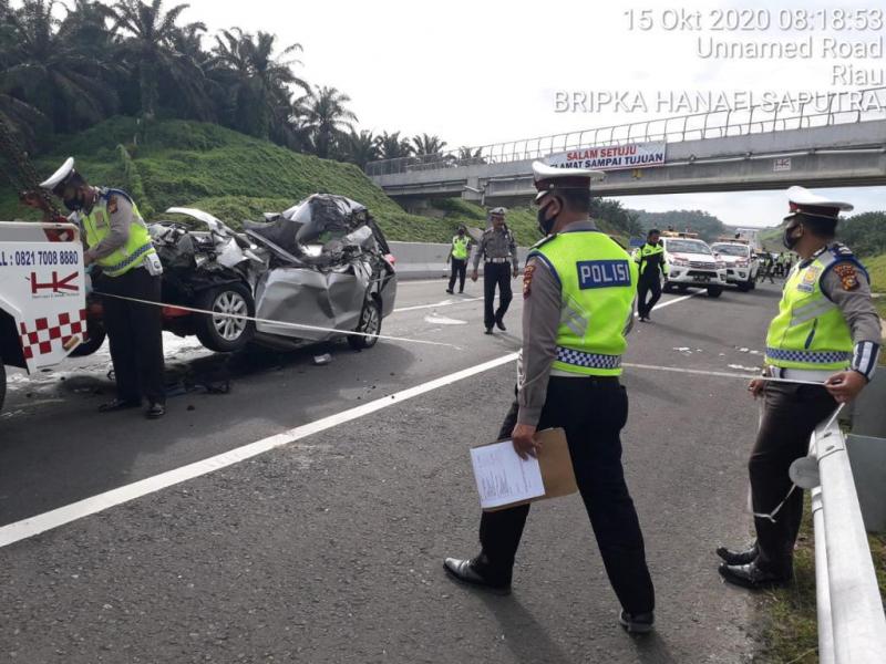 Sopir Diduga Mengantuk, Honda Mobilio Tabrak Truk Tronton di Tol Pekanbaru Dumai, Dua Meninggal Dunia