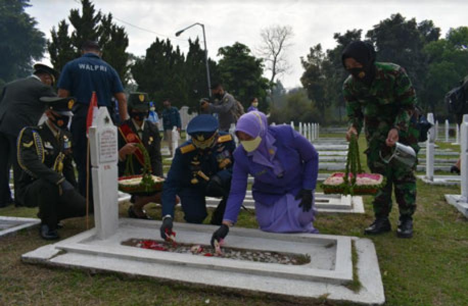 TNI Wilayah Gartap II/Bandung Ziarah Nasional Peringatan HUT Ke-75 TNI Tahun 2020