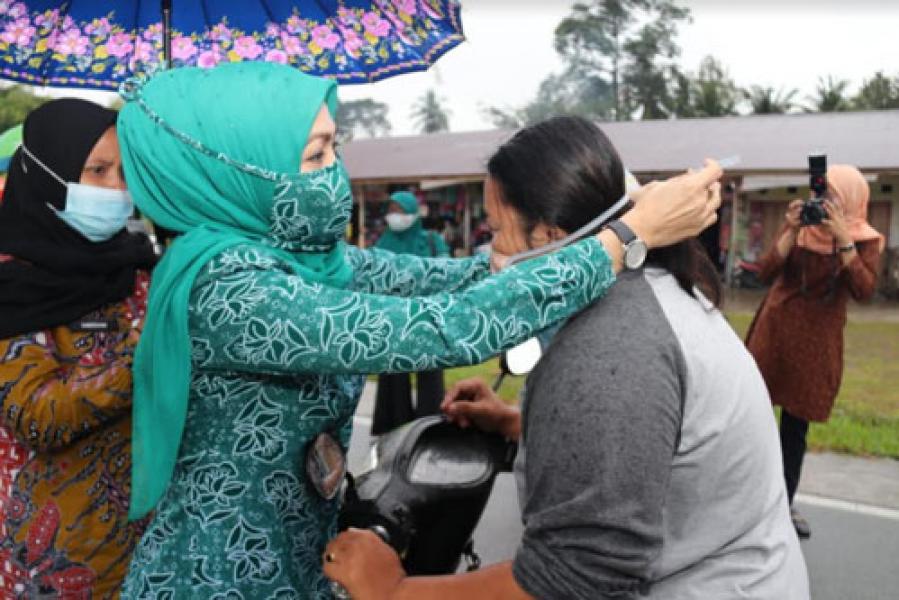 TP-PKK Dan DWP Bengkalis Gebrak Masker di Desa Selat Baru