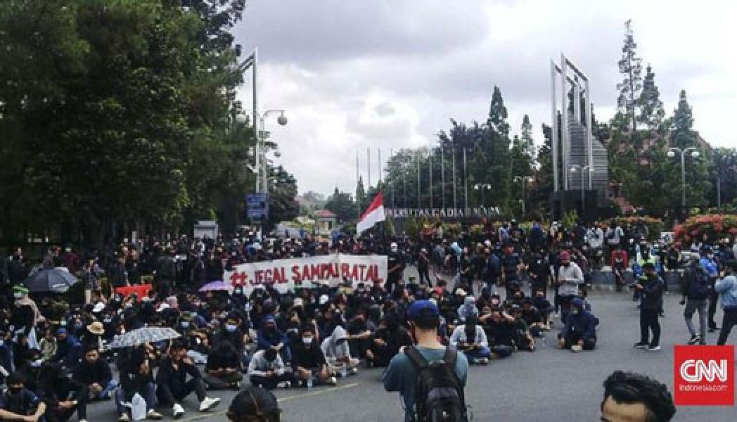 Tak Boleh Demo, Mahasiswa UGM Kemah di Kampus Tolak Ciptaker