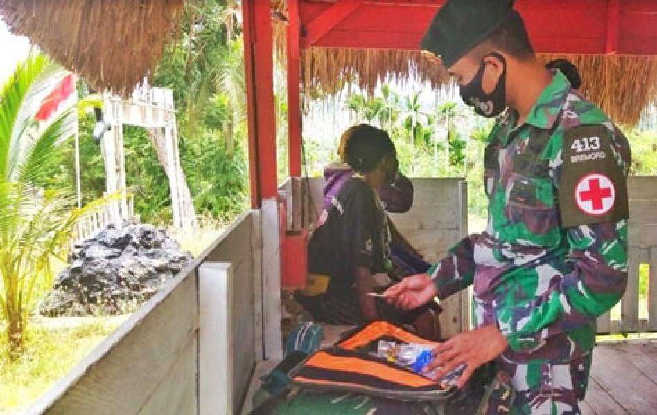 Tekan Angka Malaria, Satgas Yonif MR 413 Bagikan Insektisida