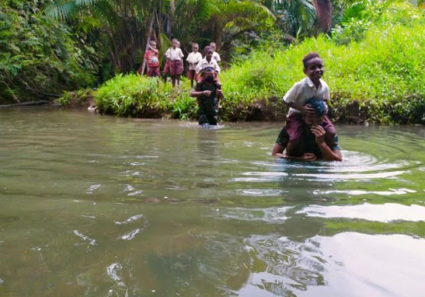 Tentara Gendong Anak Papua Seberangi Sungai Untuk Bersekolah
