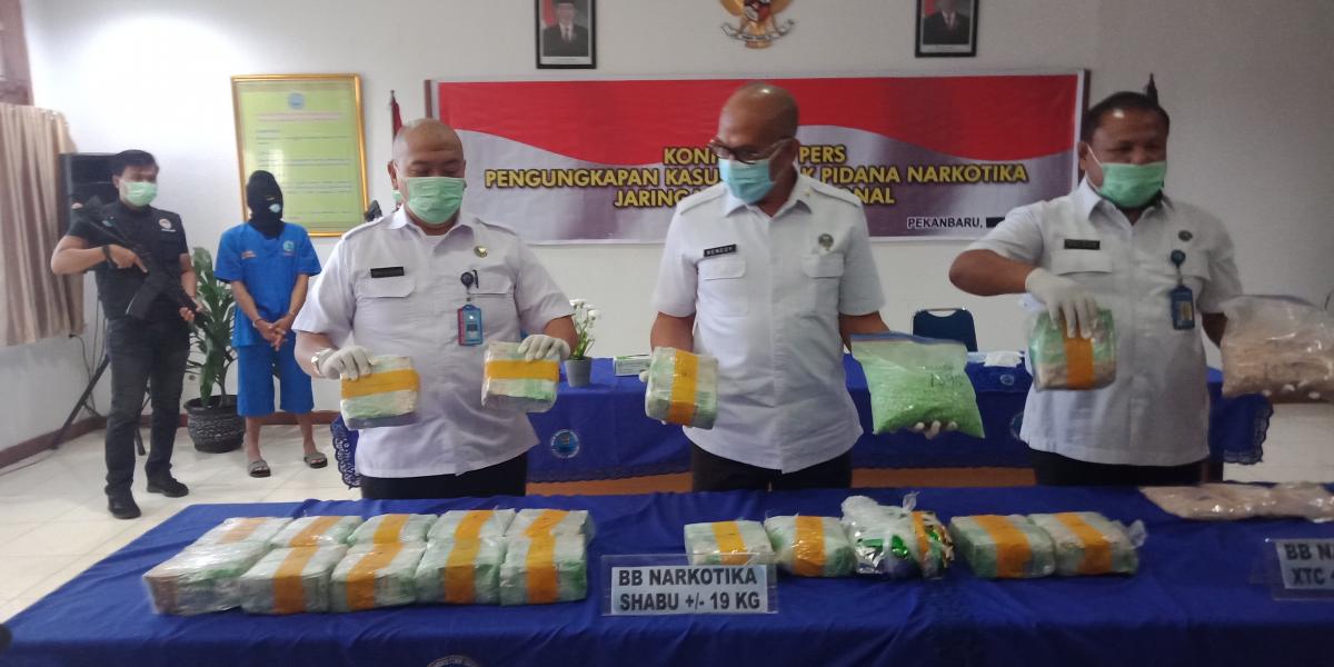 Tergiur Upah Rp 15 Juta, Pemuda di Riau Nekad Bawa 19 Kg Sabu dan 10 Ribu Butir Pil Ekstasi