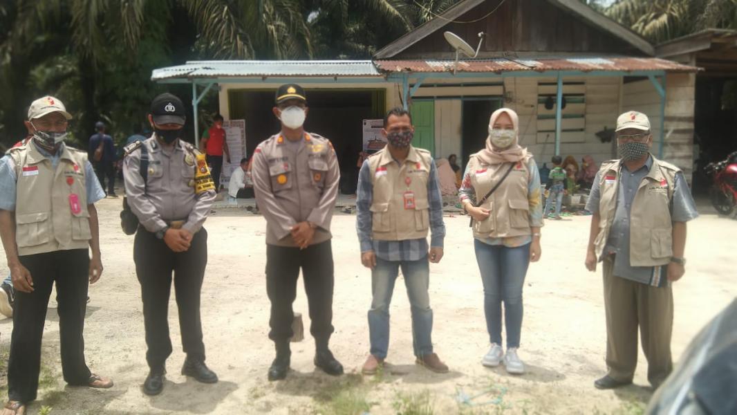 Tinjau Lokasi Kampanye Kapolsek Ukui dan Panwascam Lakukan Pengecekan Sarana Protokol Kesehatan