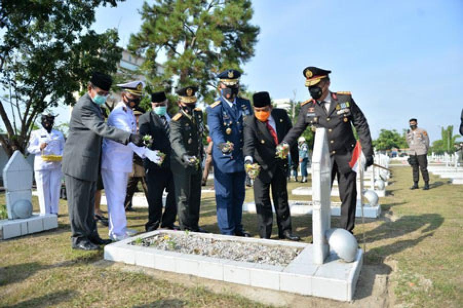 Ziarah ke Makam Pahlawan, Wagubri: Generasi Penerus Harus Tahu Tujuan dan Makna dari Ziarah