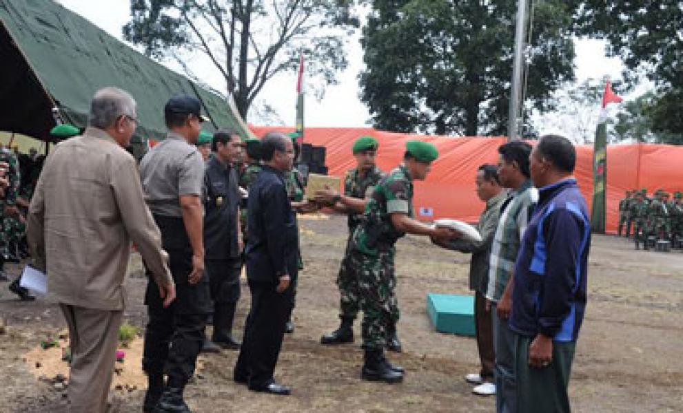 480 Prajurit TNI Bantu Relokasi Pengungsi Sinabung