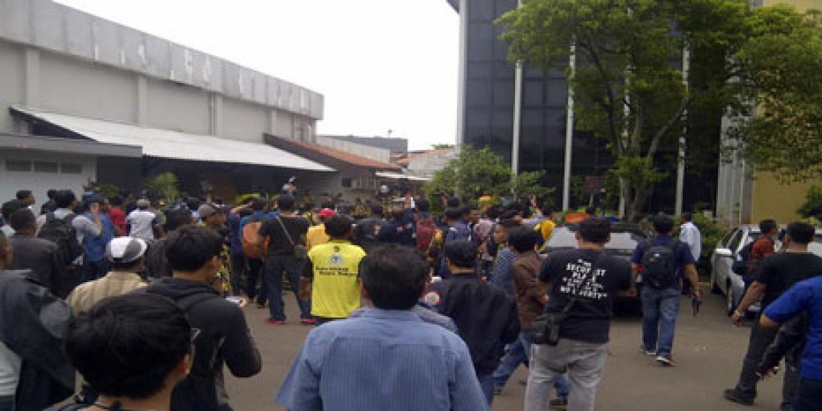 AMPG Bentrok, Batu dan Helm Melayang di Kantor DPP Golkar