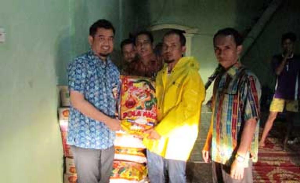 Bank Riau Kepri Cabang Air Molek Serahkan Bantuan di Desa Bandar Padang