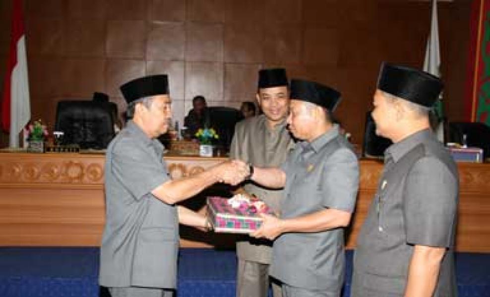 Bupati Siak Serahkan Nota Keuangan RAPBD 2015 ke DPRD