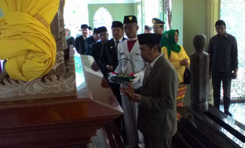 Bupati Siak Tabur Bunga di Makam Pahlawan Sultan Syarif Kasim
