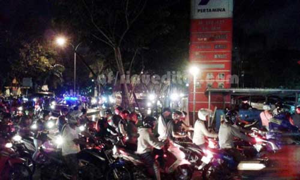 Detik-detik Kenaikan BBM, Ribuan Kendaraan Antre di SPBU Pekanbaru