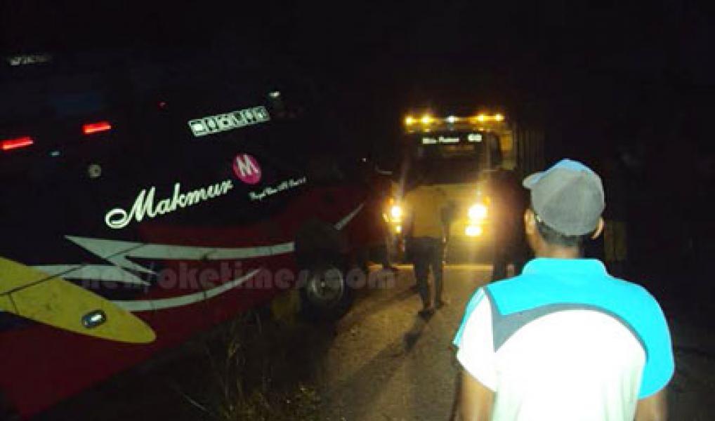 Disetir Kernet, Bus Makmur Terjungkal ke Kanal