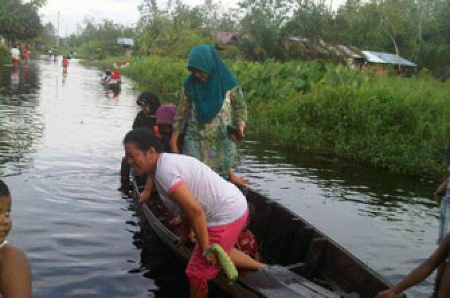 Jalan Terendam Banjir, Warga Terpaksa Gunakan Sampan