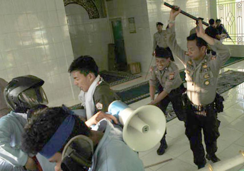 Lecehkan Islam, MUI Kecam Aksi Brutal Kepolisian di Musholla RRI Pekanbaru