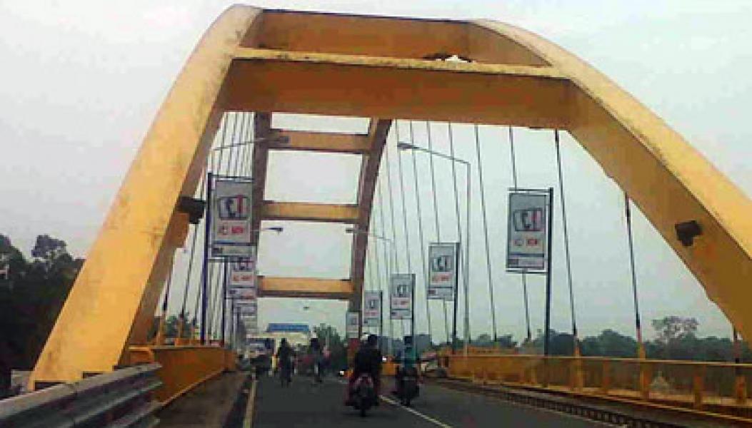 Masyarakat Seberang Sesalkan Pemasangan Papan Reklame di Jembatan Rengat